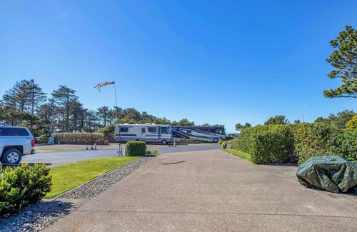 Agate Beach RV Rental | Dog Friendly, Available with 50AMP, 30AMP, Water and Sewer hook up's, WiFi