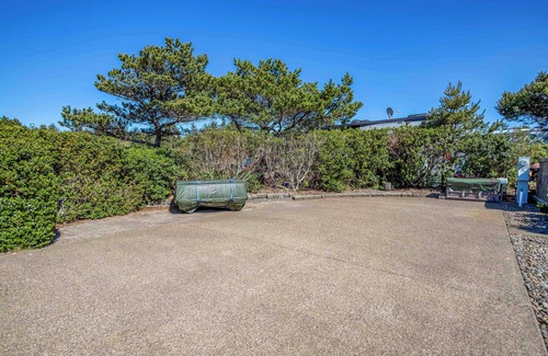 Agate Beach RV Rental | Dog Friendly, Available with 50AMP, 30AMP, Water and Sewer hook up's, WiFi