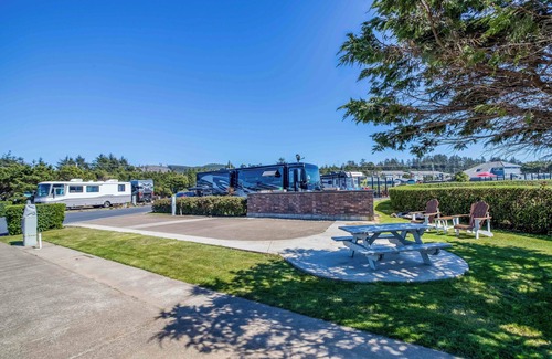 Agate Beach RV Rental | Dog Friendly, Available with 50AMP, 30AMP, Water and Sewer hook up's, WiFi
