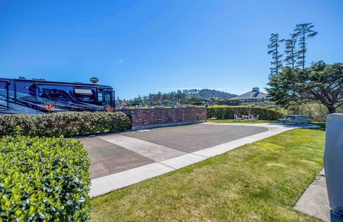 Agate Beach RV Rental | Dog Friendly, Available with 50AMP, 30AMP, Water and Sewer hook up's, WiFi
