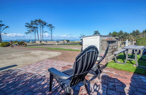 Agate Beach RV Rental | Dog Friendly, Available with 50AMP, 30AMP, Water and Sewer hook up's, WiFi