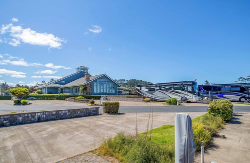 Agate Beach RV Rental | Dog Friendly, Available with 50AMP, 30AMP, Water and Sewer hook up's, WiFi