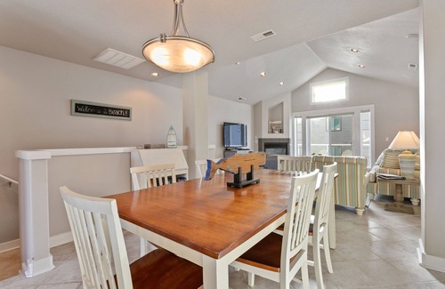 Rockaway Beach House | Dog Friendly - Beach Home in the Heart of Rockaway Beach!
