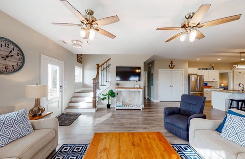 Morgantown House | Dog-friendly beach house with shared swimming pools