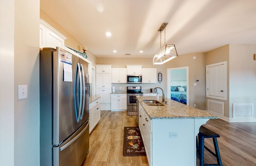 Morgantown House | Dog-friendly beach house with shared swimming pools