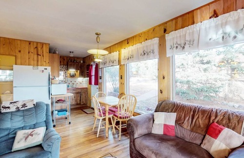 Woodland Park Cabin | Dog-friendly cabin with view of Pikes Peak & detached garage - walk to downtown