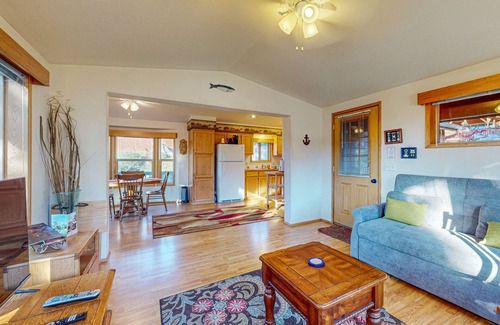 Brookings Cabin | Dog-friendly cabin near the beach with expansive furnished deck & lovely views