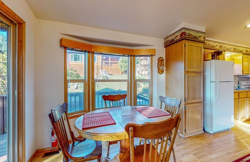 Brookings Cabin | Dog-friendly cabin near the beach with expansive furnished deck & lovely views
