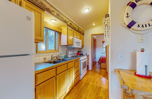 Brookings Cabin | Dog-friendly cabin near the beach with expansive furnished deck & lovely views