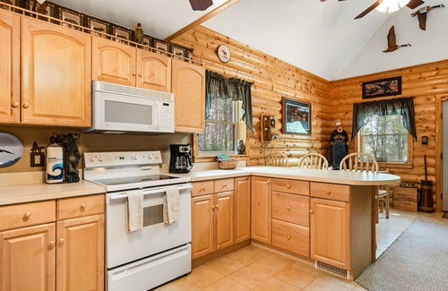 Big Flats House | Dog-friendly cabin on quiet lot near the creek with playground, firepit & W/D