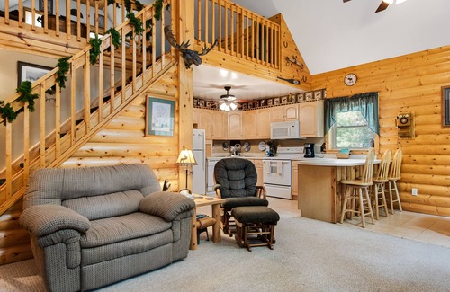 Big Flats House | Dog-friendly cabin on quiet lot near the creek with playground, firepit & W/D
