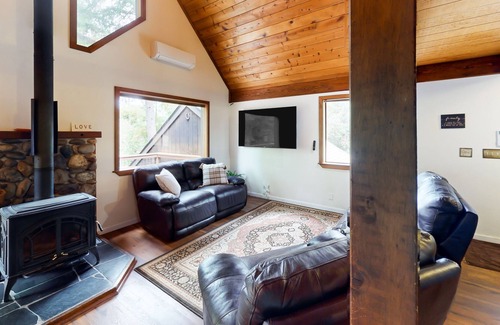 Applegate House | Dog-friendly cabin on a working goat farm with private deck, firepit & fireplace