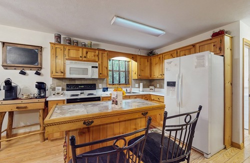 Blairsville House | Dog-Friendly Cabin W/Lofted Layout, Enclosed Yard, High-Speed WiFi, & Firepit