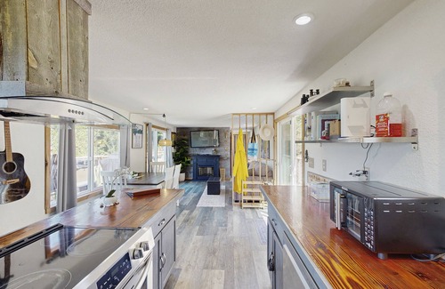 Port Orford Cabin | Dog-friendly cabin tucked Into the trees with WiFi, washer/dryer, & ocean views