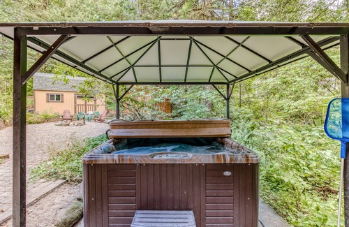 Mount Hood Village House | Dog-friendly cabin with deck, hot tub & firepit - walk to Sandy River