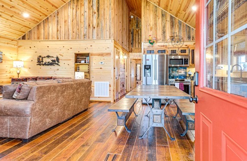 Murphy Cabin | Dog-Friendly Cabin w/Fire Pit & Hot Tub!