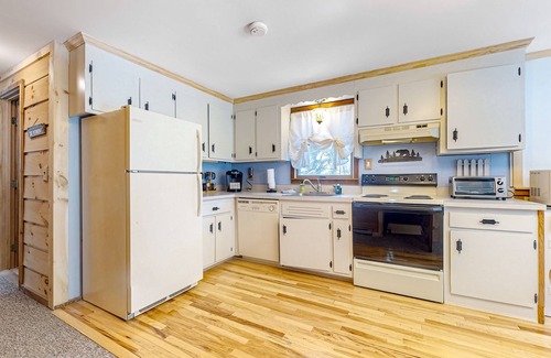 Wilmington House | Dog-friendly cabin with pools, hot tub, tennis & pickleball - near Mt. Snow