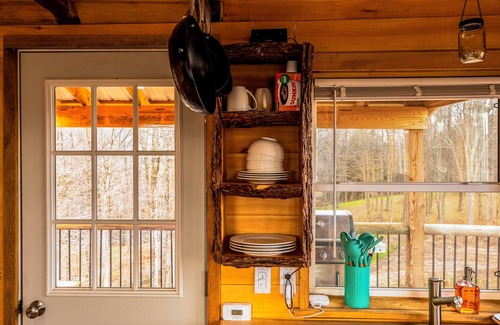 Franklin Springs Apartment | Dog-friendly cabin with deck plus access to a hot tub, game room, & gym