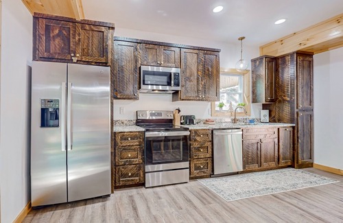 Ellijay Cabin | Dog-friendly cabin with private hot tub, game room, gym, heated pool, mini golf