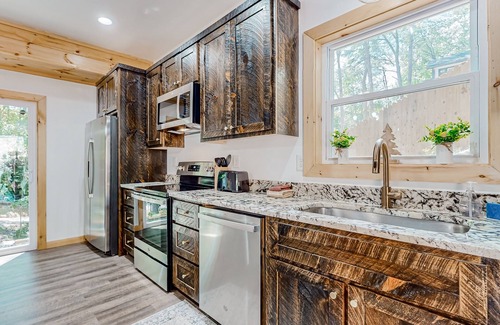 Ellijay Cabin | Dog-friendly cabin with private hot tub, game room, gym, heated pool, mini golf