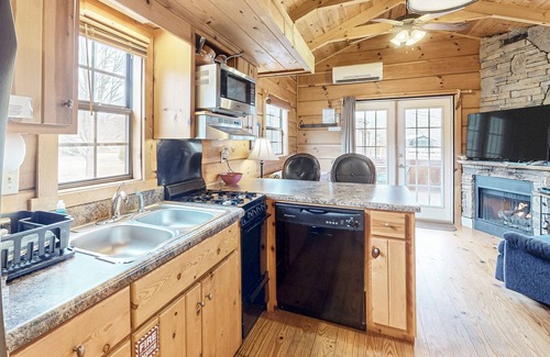 Altamont Cabin | Dog-friendly cabin with hot tub, near Linville Falls & Blue Ridge Parkway