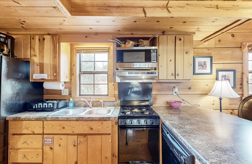 Altamont Cabin | Dog-friendly cabin with hot tub, near Linville Falls & Blue Ridge Parkway