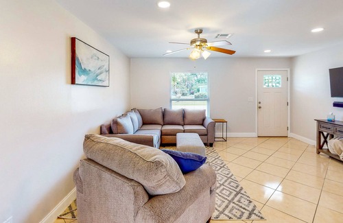 River Park House | Dog-friendly coastal home with private pool, bar, & grill