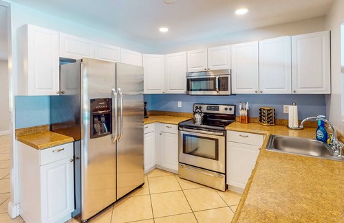 River Park House | Dog-friendly coastal home with private pool, bar, & grill