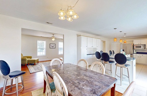 Morehead City House | Dog-friendly coastal home w/enclosed yard, shared pool and public kayak launch