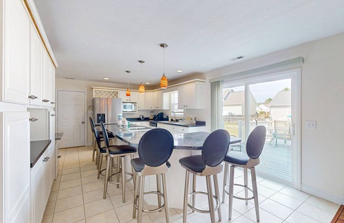 Morehead City House | Dog-friendly coastal home w/enclosed yard, shared pool and public kayak launch