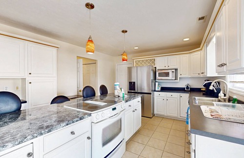 Morehead City House | Dog-friendly coastal home w/enclosed yard, shared pool and public kayak launch