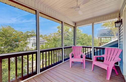 Long Beach House | Dog friendly coastal home with fenced in yard near the ocean