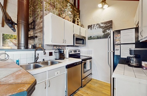 Beech Mountain Condo | Dog-friendly condo with two balconies & mountain views