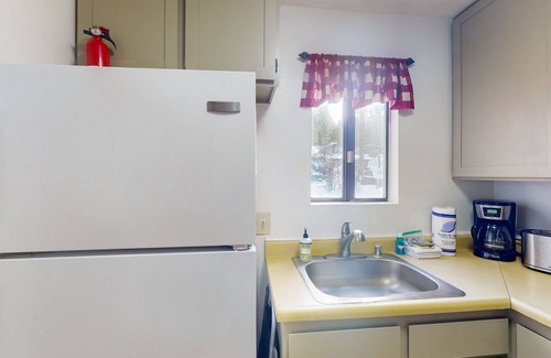 Shaver Lake Condo | Dog-Friendly Condo with WiFi, Wood-Burning Fireplace, Deck, Pool & Hot Tub