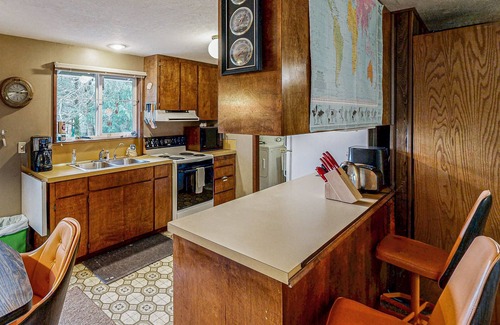 Cannon Beach House | Dog-Friendly Cottage with Private Hot Tub, Deck, Berry Bushes, & Beach Access