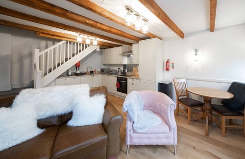 Crowdecote Cottage | Dog-friendly country cottage for two people
