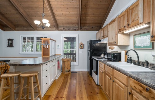 Walnut Mountain Cabin | Dog friendly, Cozy Cabin w/hot tub - 10 minutes to historic downtown Ellijay!