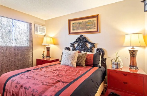 Wonder Valley House | Dog-friendly desert retreat with mountain view - pool, hot tub, sun room & W/D