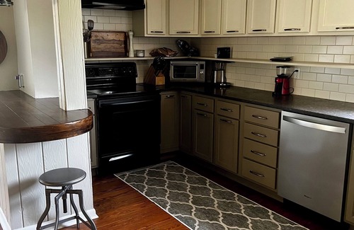 Fennville Other | Dog-friendly farmhouse close to Virtue Cider, wineries & u-pick orchards!