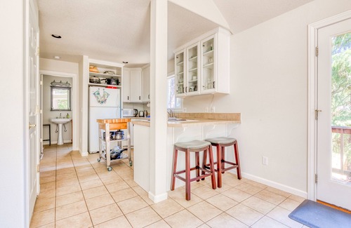 White Salmon House | Dog-Friendly Getaway w/Deck, Grill & AC – Short Walk Downtown