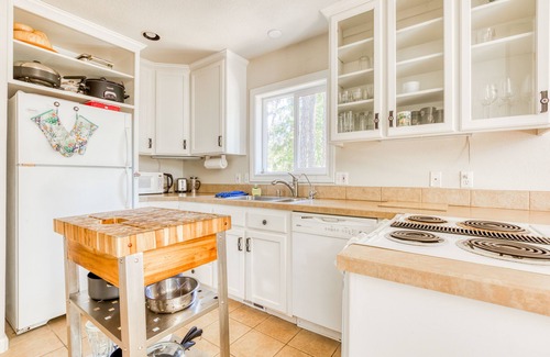 White Salmon House | Dog-Friendly Getaway w/Deck, Grill & AC – Short Walk Downtown