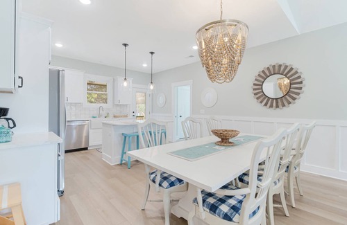Tranquil Harbour House | Dog Friendly, Gorgeous home with 6 seater Golf Cart - minutes from the beach.