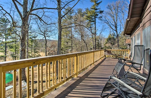 Hendersonville Cottage | Dog-friendly Hendersonville Cabin: Deck & Views