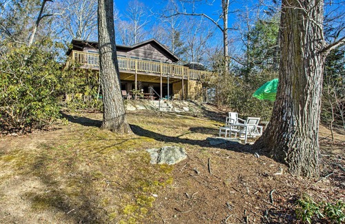 Hendersonville Cottage | Dog-friendly Hendersonville Cabin: Deck & Views