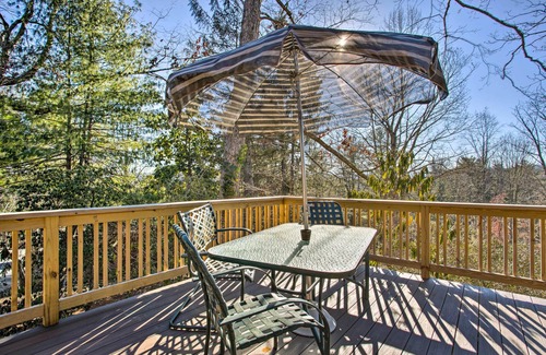 Hendersonville Cottage | Dog-friendly Hendersonville Cabin: Deck & Views