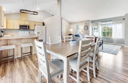 East Wenatchee House | Dog-friendly home with WiFi, hot tub, seasonal firepit, two office spaces
