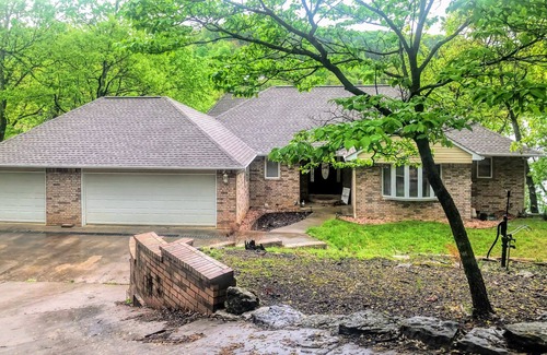 Eureka Springs House | Dog-friendly home with serene views of Beaver Lake, 2 living areas & bunk room