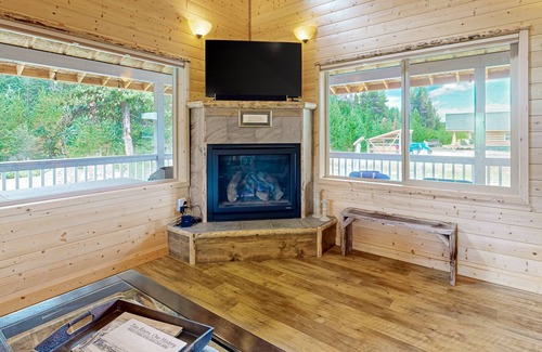 Elk City House | Dog-friendly home and shop with direct river access & yard games - close to town