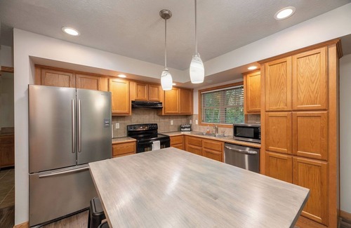 Townsend Cabin | Dog Friendly Home in Townsend - Outdoor Adventure-ready