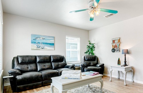 Galveston House | Dog-Friendly Home Near the Beach w/ WiFi, Washer/Dryer, Hot Tub, and Central A/C